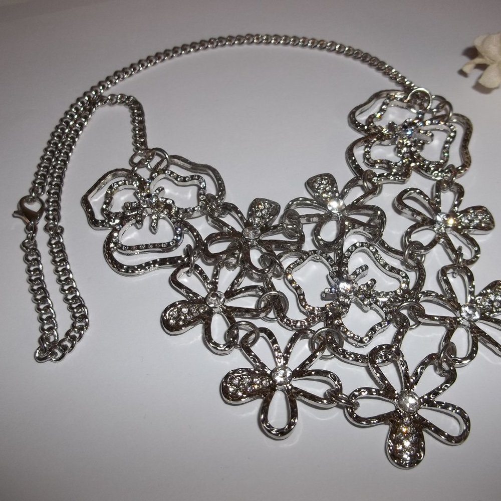 Pre-owned Statement Necklace Silver Flowers White Rhinestones Bibbed A233 - Picture 4 of 7